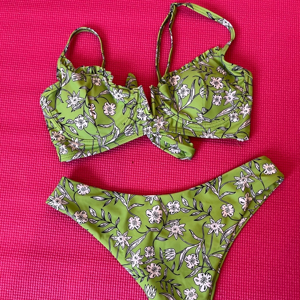 NWOT Adorable green floral bikini 👙
